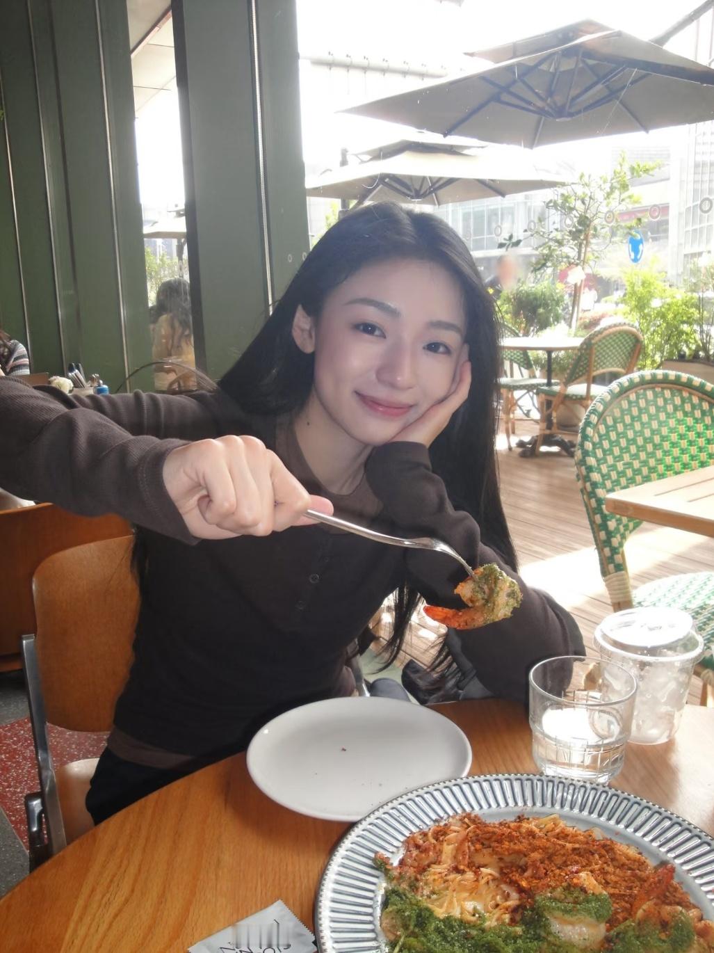 王和正剧赛道严选谁懂这种耐看脸！原生气质干净利落，清冷大气的长相自带故事感，妥妥