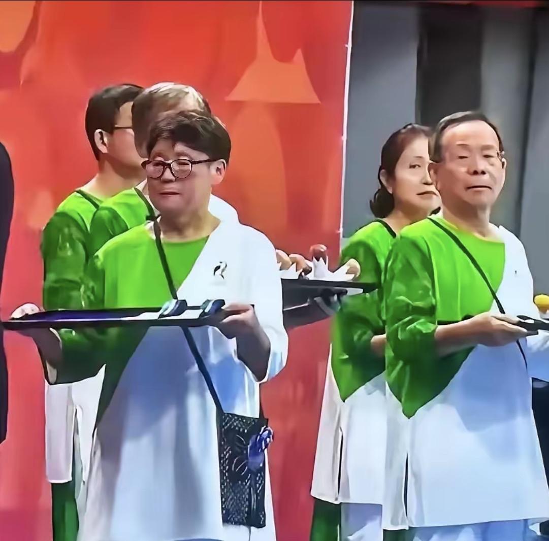 怎么看名古屋亚运会颁奖用老年礼仪人员？

表示赞赏，人尽其用，夕阳无限好，余热也
