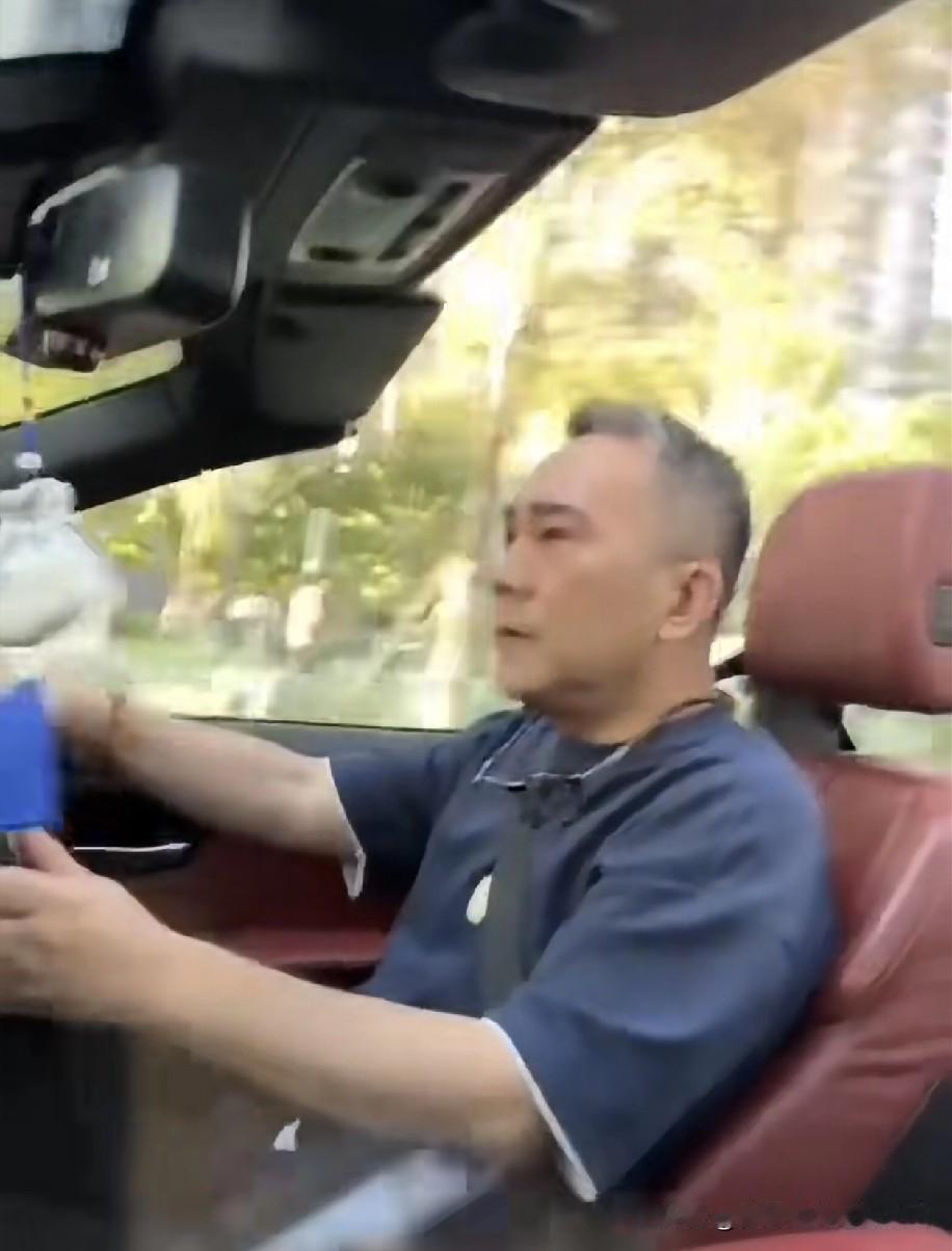 海河战神杨老五解锁新赛道开汽车，网友：这是要啥都会啊？
 
海河战神杨老五又让人