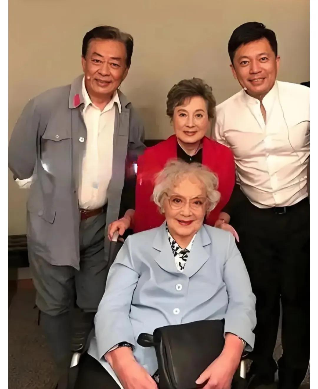 四位老艺术家同框，一眼认出何政军。老戏骨了。还有三位你都认识吗？