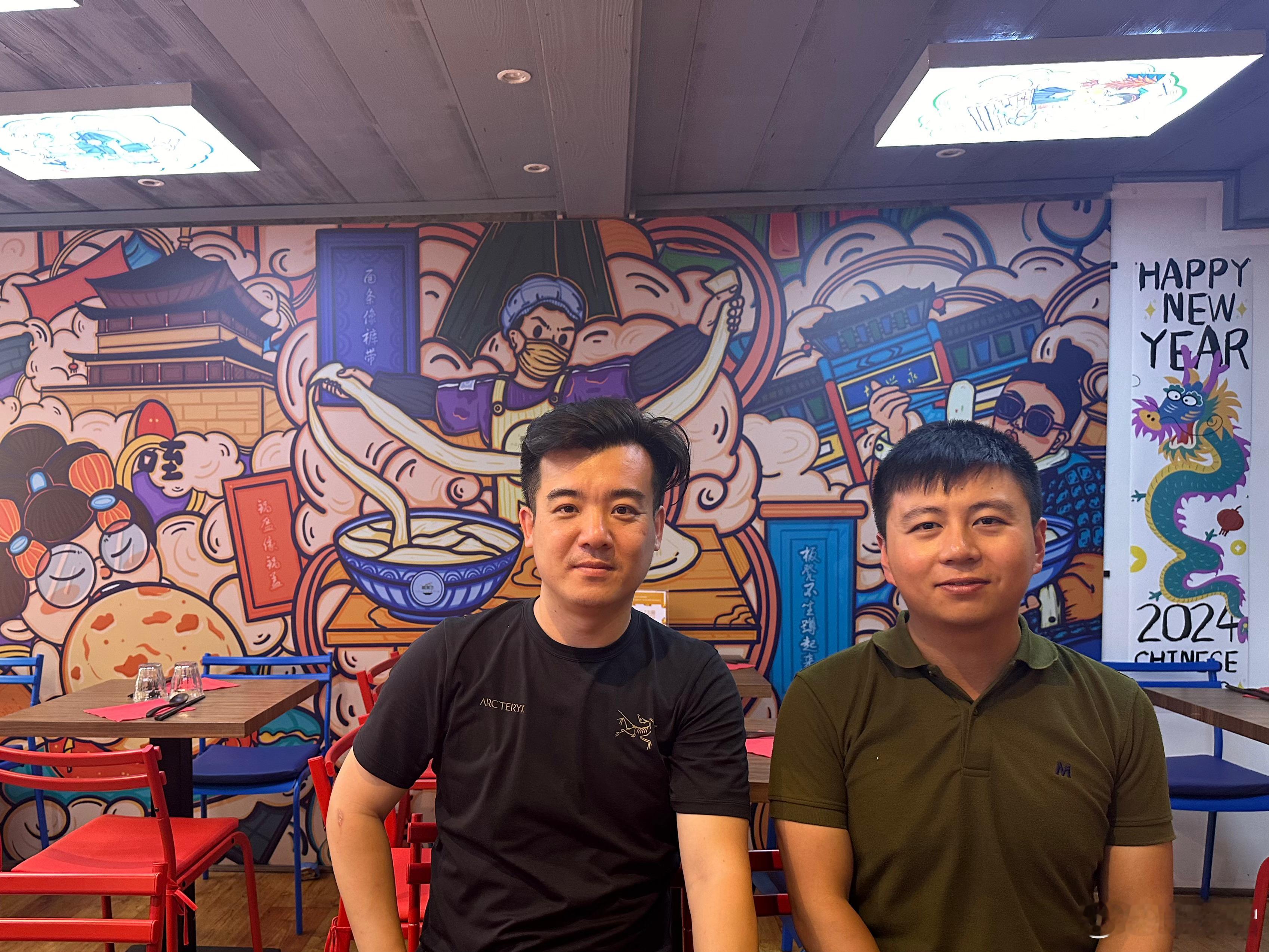【女友意外怀孕，留在法国】在小甘的店，她还有一个合伙人小杨。小杨33岁，不过小孩