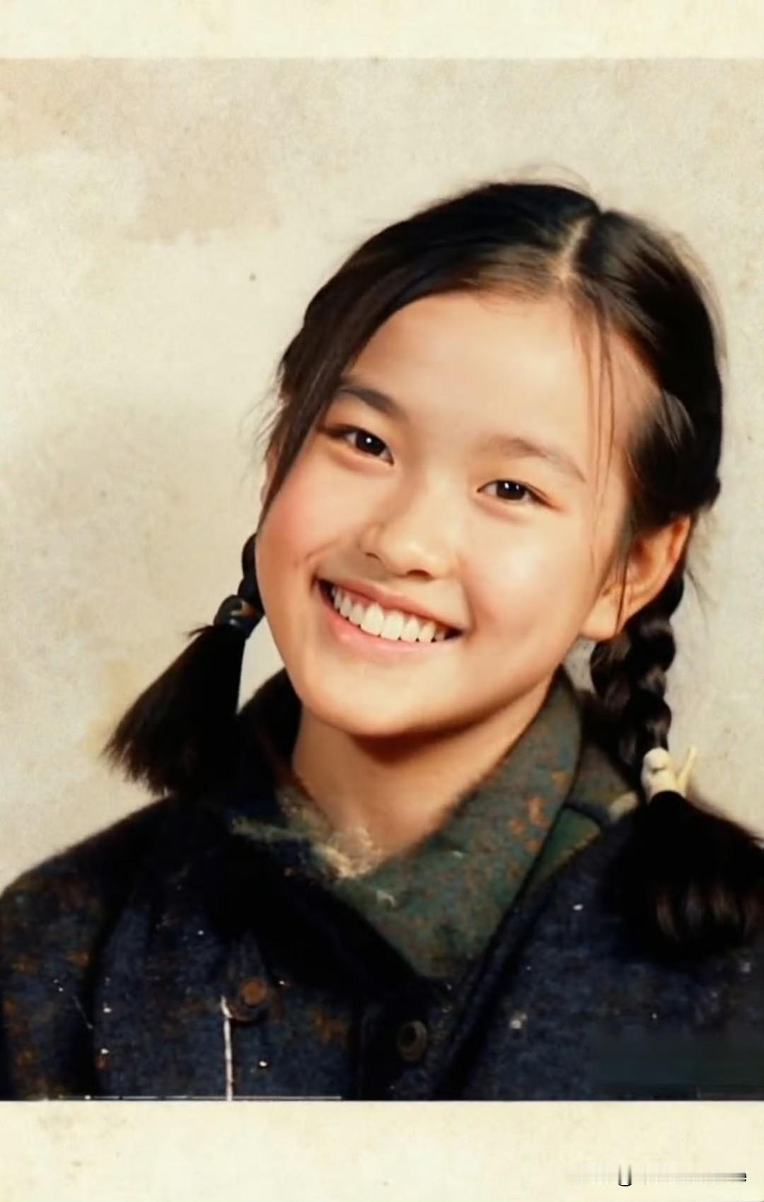 12月3日，刘晓庆分享了3张童年照，并配文说道：“我的青葱岁月。”

照片中的刘