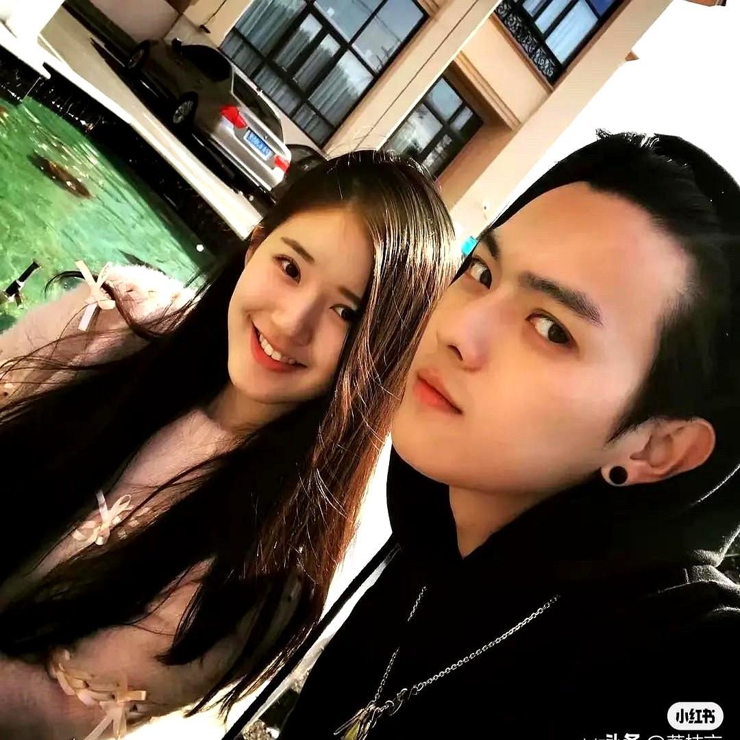 于正发了赵露思和许凯早期的合照，当时的她还是甜妹。
老于冷不丁翻出旧照片甩在大家