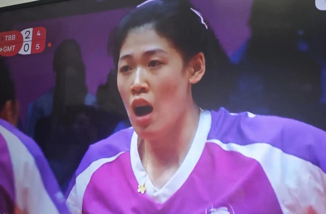 天津女排战胜巴西米纳斯，可以说是李盈莹一个人战败了米纳斯！
今天的天津女排明显不