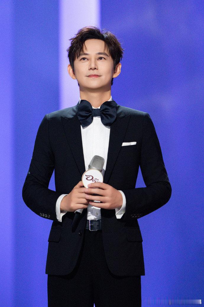 真的太喜欢《声鸣远扬》里的何炅了！他不仅控场能力强，还特别有梗，就算急起来语速飞