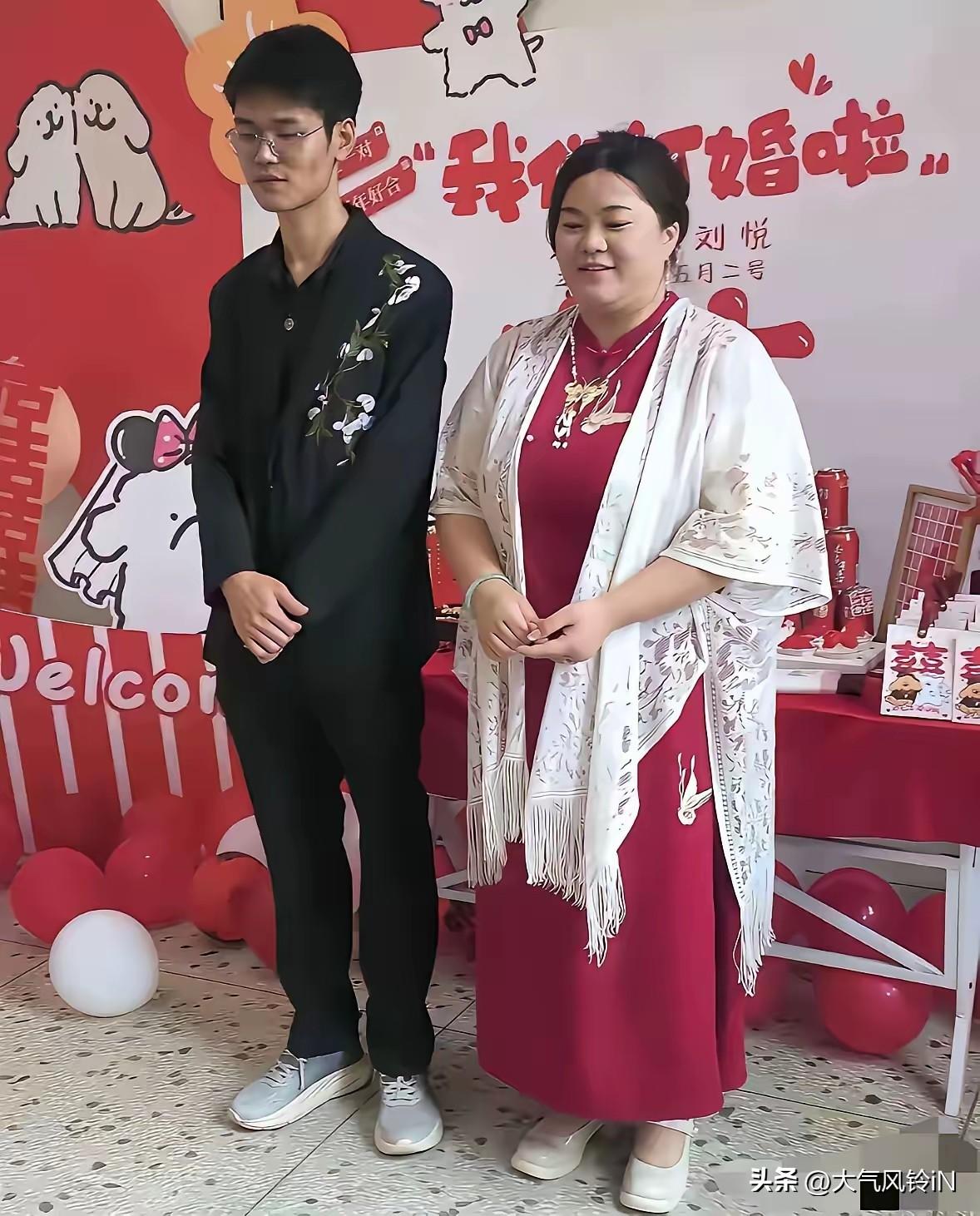 一对新人订婚照，男子一脸勉强的苦相，从这张照片上看您觉得是什么原因？