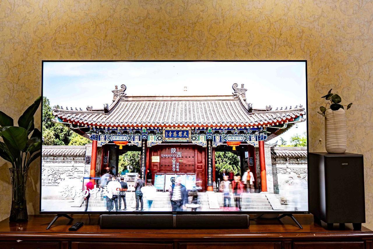 电视设计日益追求纤薄化，内置的扬声器往往因空间限制而无法提供足够的功率，这导致在