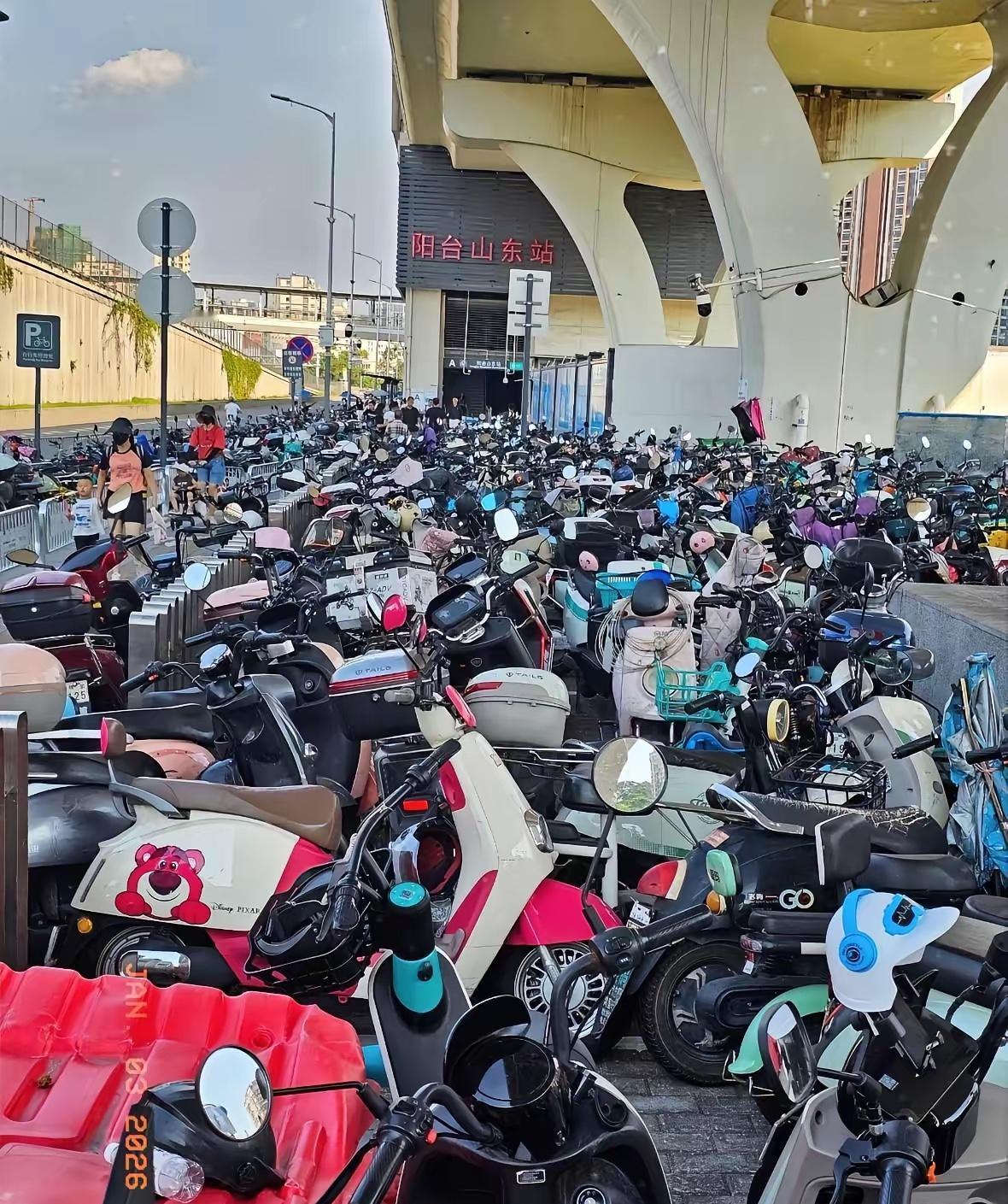 电鸡的世界，太猛了！！
新国标出来后，会不会好一点呢？
我想应该好一点吧～
毕竟