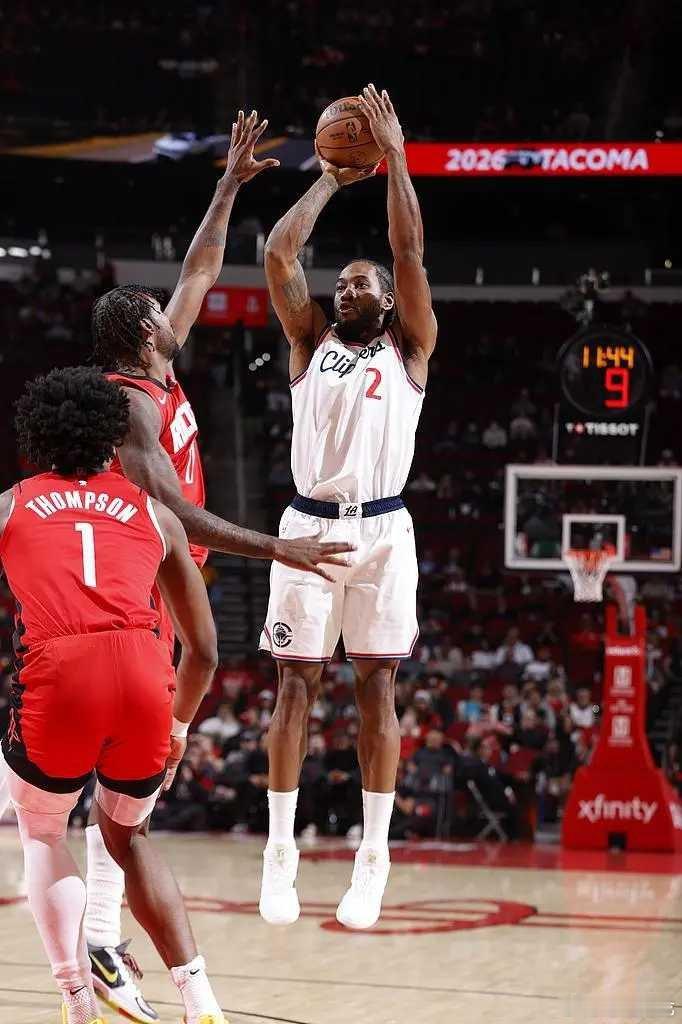 NBA常规赛继续进行，休斯敦火箭队（33胜20负）结束连胜。莱纳德得到27分、1