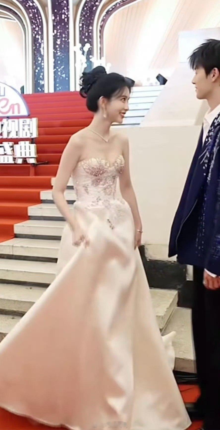 孟子义李昀锐躲在镜头外偷笑躲在镜头外偷笑的昀牵孟绕昀牵孟绕孟子义李昀锐躲在镜头外