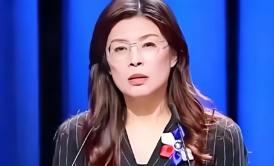 蓝营全面倒向，郑丽文高调领先。

洪秀柱公开支持，马英九亲笔题字“世代接棒”，目
