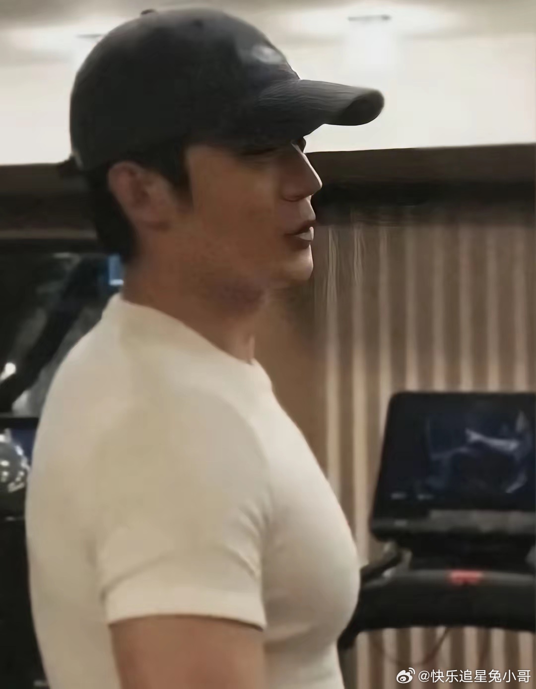 于适的胸肌比我穿了内衣都大得多，经常在网上看到于适的胸肌，觉得他身材好好，直到刷