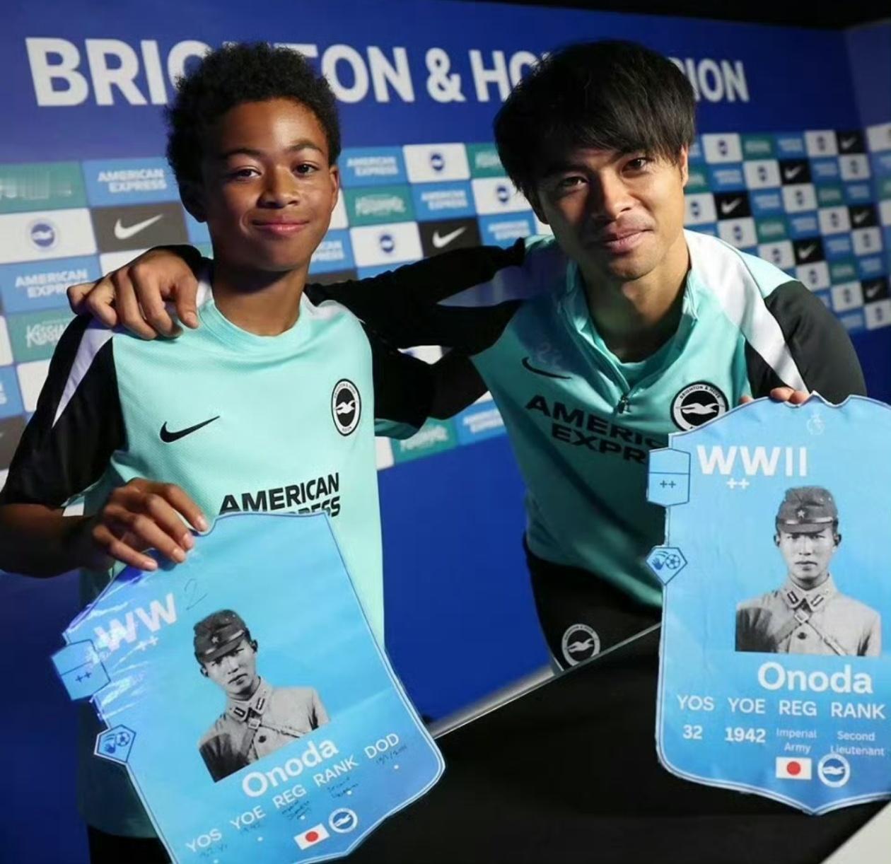 英超球队向中国球迷道歉日本国脚三笘薰与一名小球员各自手持一张印有二战时日本军官小