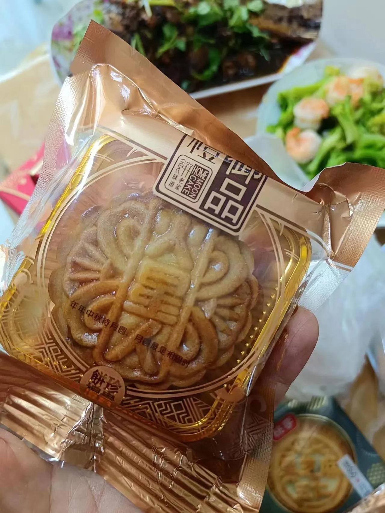 月饼越来越离谱了，外星人馅的都出来了，看来月饼馅能包整个宇宙的传言是真的[捂脸]