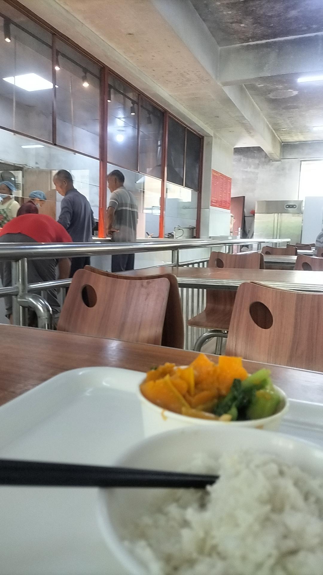 这是江西省吉安市泰和县新中医院的食堂，一碗南瓜和马子叶混搭6元钱，米饭1.5元钱
