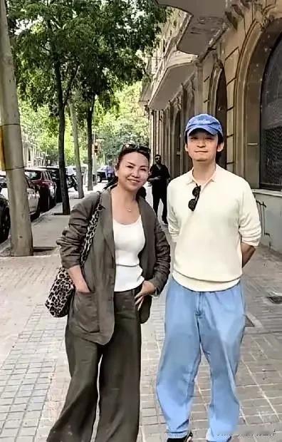 董子健到底有多高，真是个很多人关注的未解之谜[狗头]

图1看他跟素人女网友的合