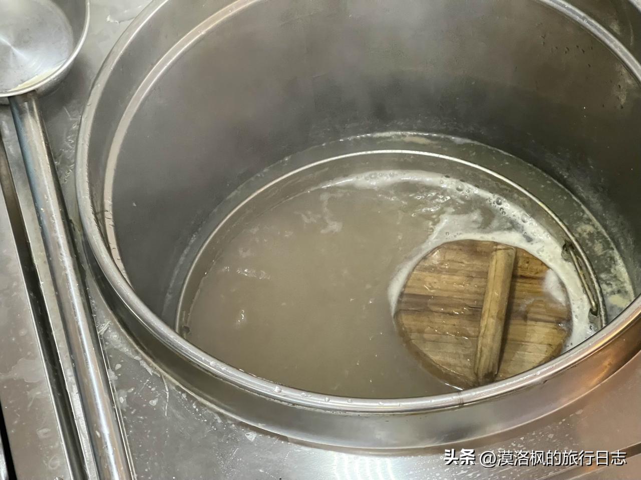 面和锅盖一起煮，你吃过吗？
来镇江总要吃一碗锅盖面。
镇江有个特色美食是锅盖面，