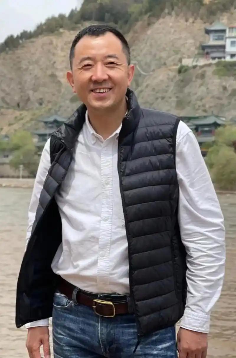 俞敏洪聘用陈行甲这个做法很好，值得肯定。陈行甲是个人才，有足够的正能量，我们的社