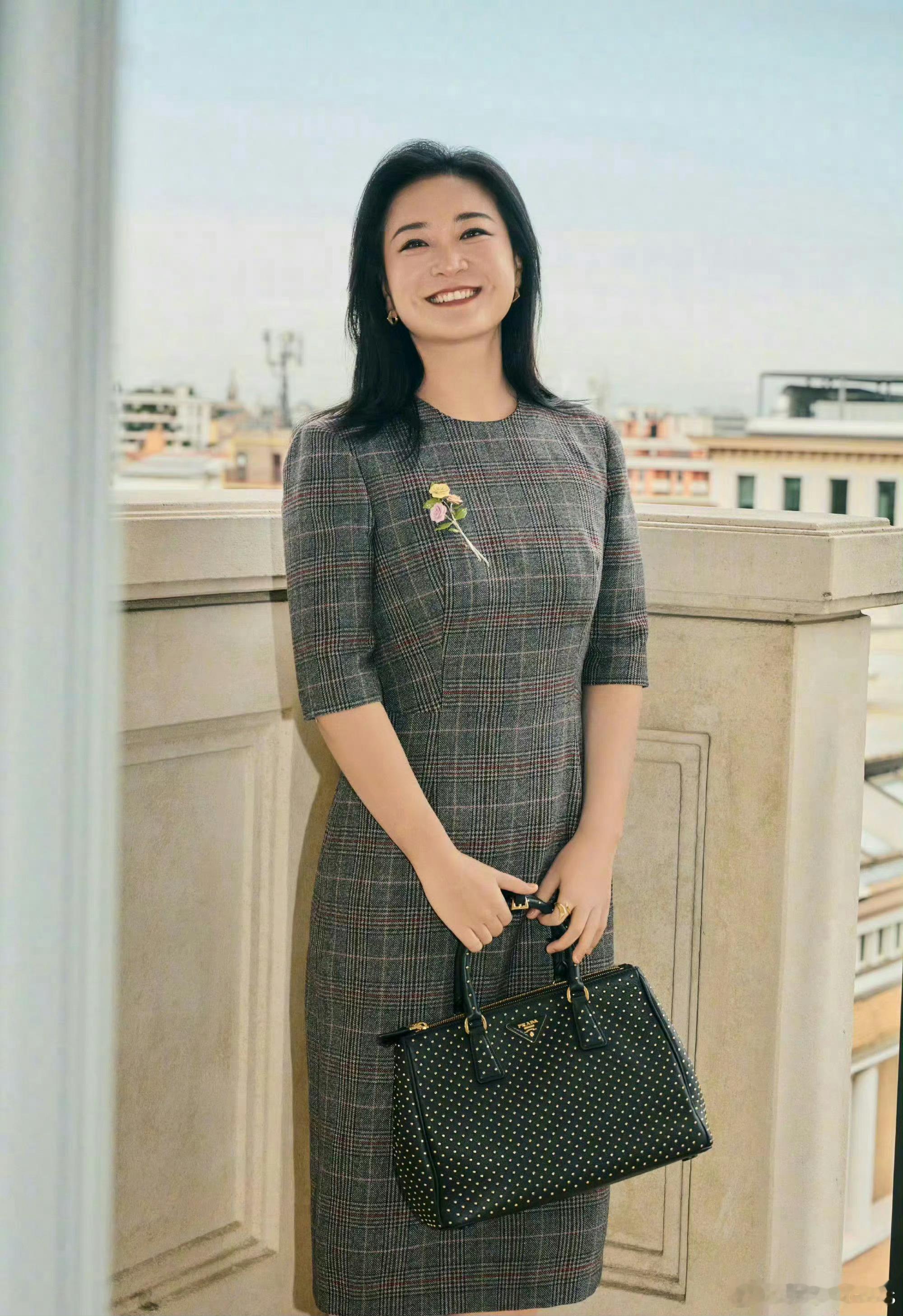 贾玲这张图笑的好美好自信，一点怯场的感觉都没有[全力以赴]好喜欢她现在的状态 ​