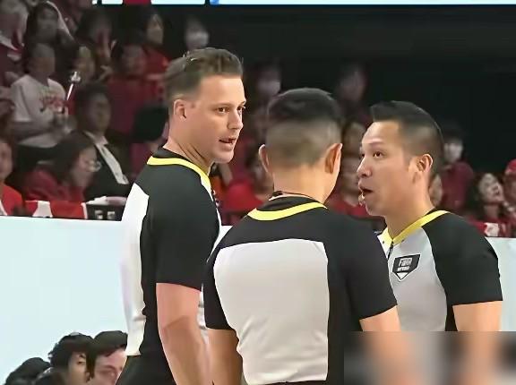 罚球31比24，中国男篮客场落后14分，最后居然赢了。
这不是一场普通的比赛。