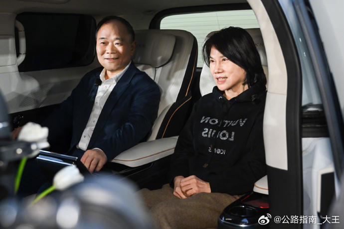 有影响力的名人提车，确实省下不少宣传费用 董明珠现场提车极氪009光辉，吉利控股