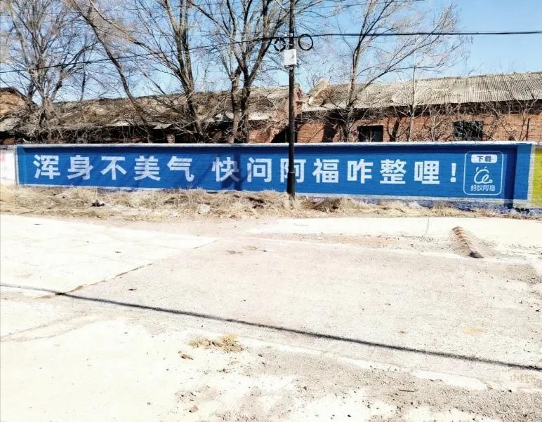 农村老人玩AI比年轻人还溜？村口方言广告火出圈，健康AI“阿福”爆火背后藏着这些