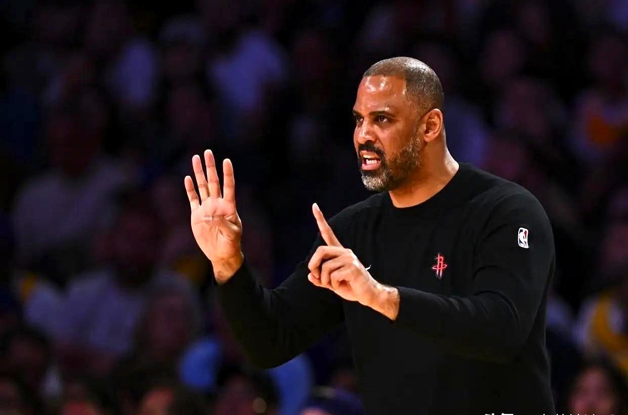 喊下课的人，常常输给战绩表。
同样是乌度卡，有人盯着“只会带球星”，现实却是火