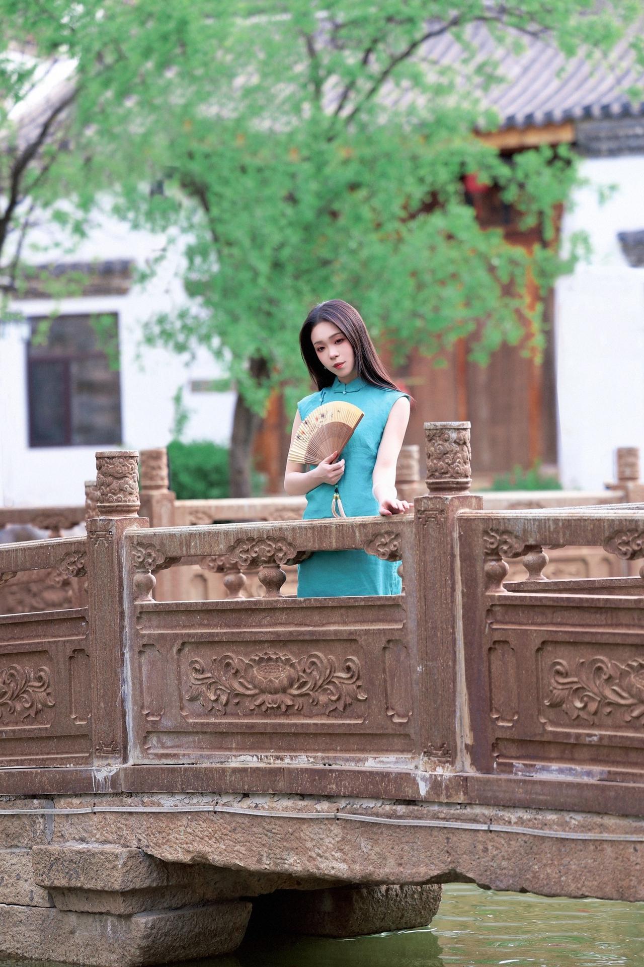 “柳如烟，春如线。”
江南 旗袍 春日新中式美学觉醒 你可以永远相信中式美学