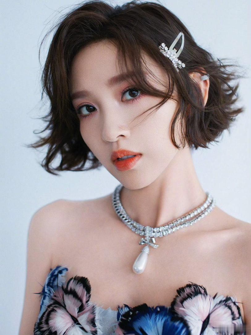 唐艺昕把蝴蝶穿在了身上 一公造型唐艺昕赢很大。蝴蝶元素用得恰到好处，不夸张不廉价