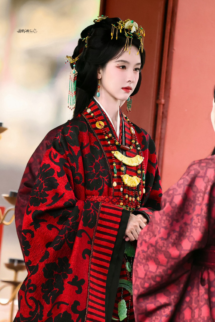 陈都灵《翘楚》身穿朝服路透，就这个霸气的楚朝大王爽！ ​​​