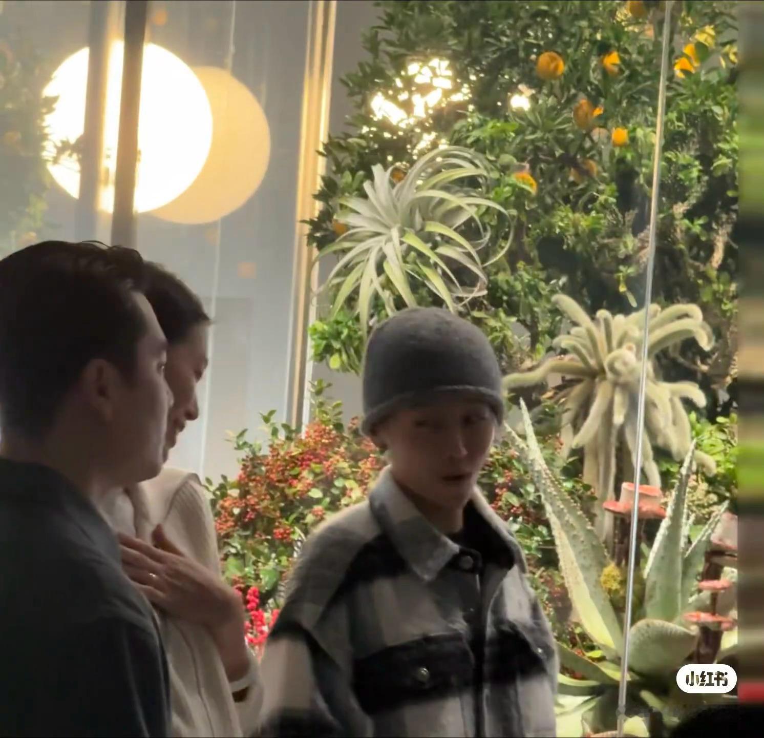 网友上海看展偶遇刘雨昕，笑眼眯眯太萌了 ​​​