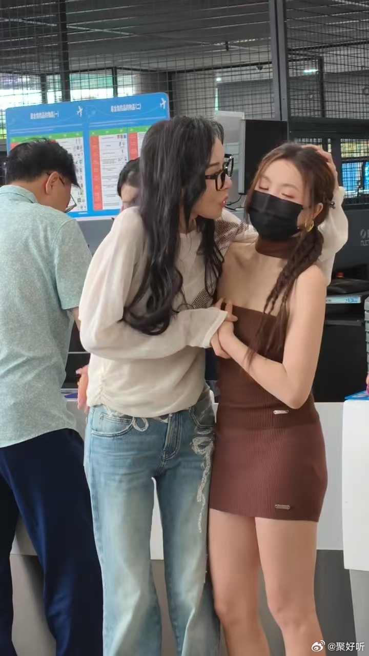 网友飞机上偶遇萧蔷和安崎 网友在飞机上偶遇萧蔷和安崎，两人这是去干嘛？是不是要一