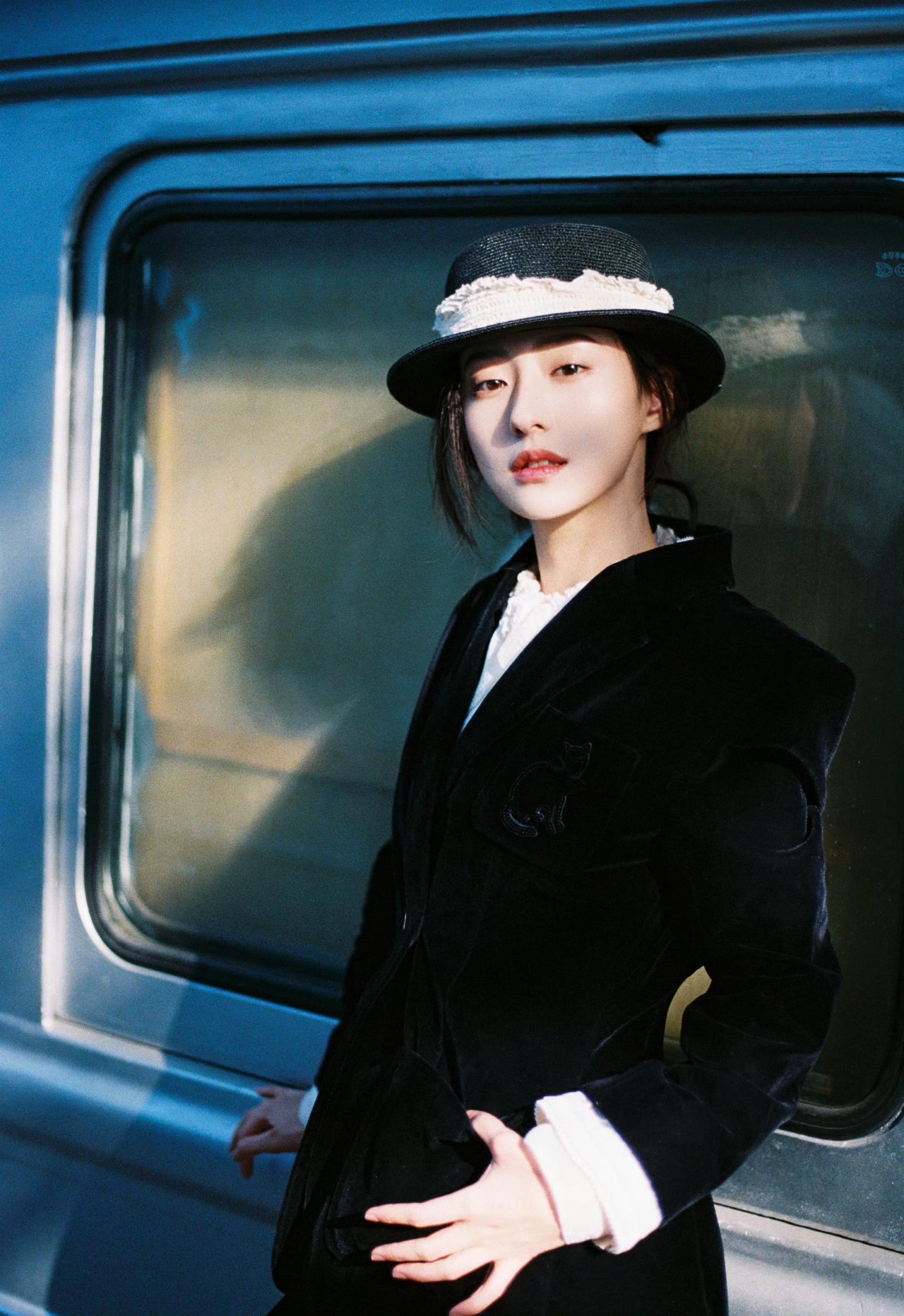 人们传颂勇气 而我可不可以 爱你哭泣的心。