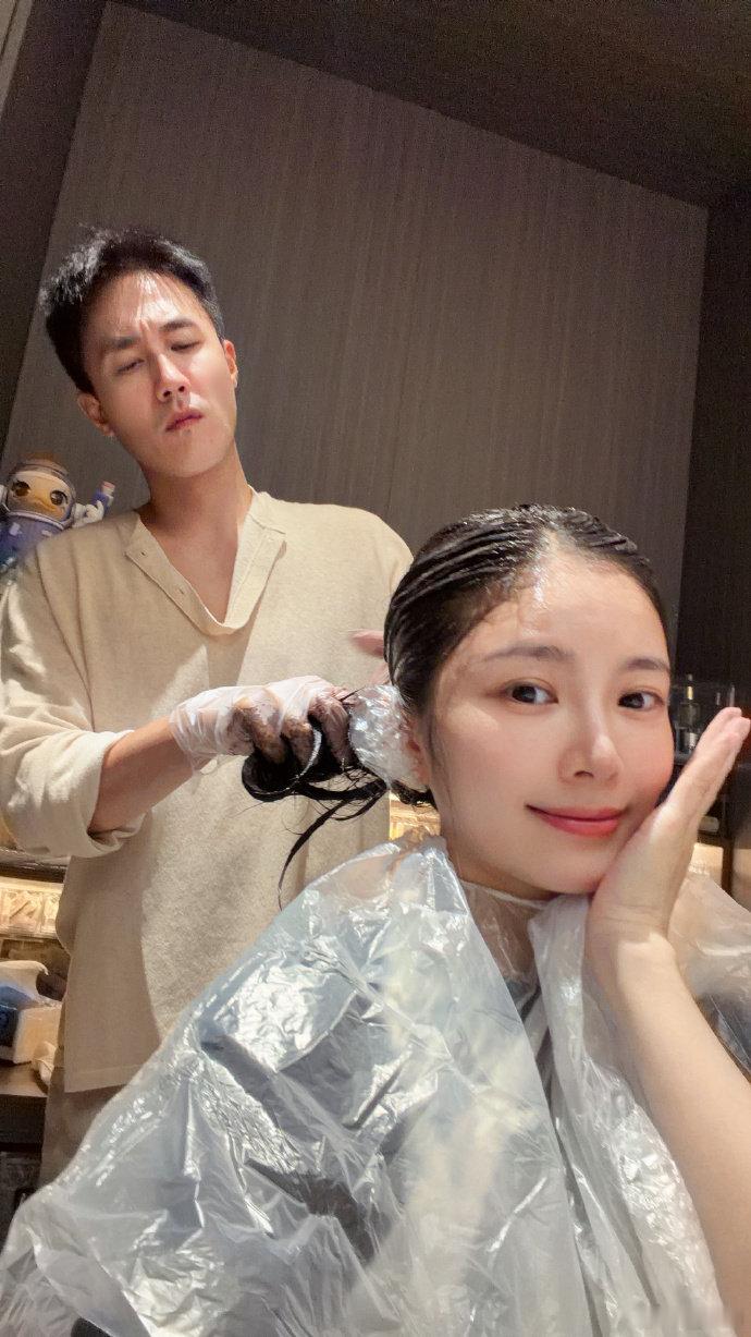 杜淳帮王灿染头发王灿夸杜淳染的头发技术不错杜淳帮王灿染头发，从过程到结果都很绝，