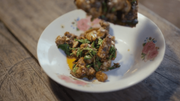 一道菜藏着泰国版耙耳朵哲学 炒酒鬼的鲜香里，藏着北碧府男人怕老婆的趣闻？这道菜简