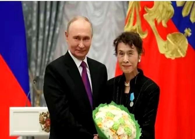 79岁的栗原小卷刚把俄语“谢谢”说出口，日本社交软件就炸成两派：一边骂她“国难当