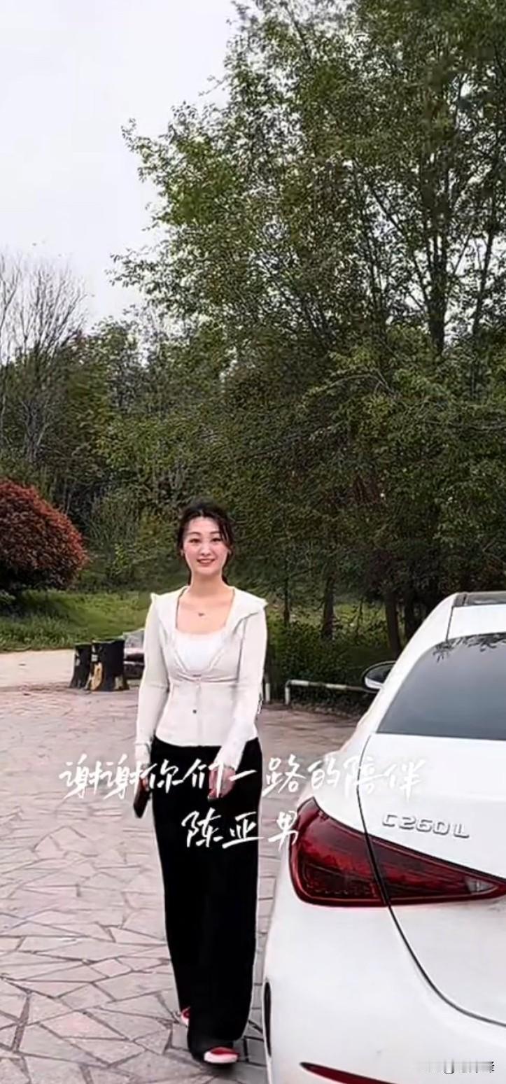 走几步就开车门，镜头对准车标。
生怕别人看不见。
这动作太刻意了，刻意到有点滑稽