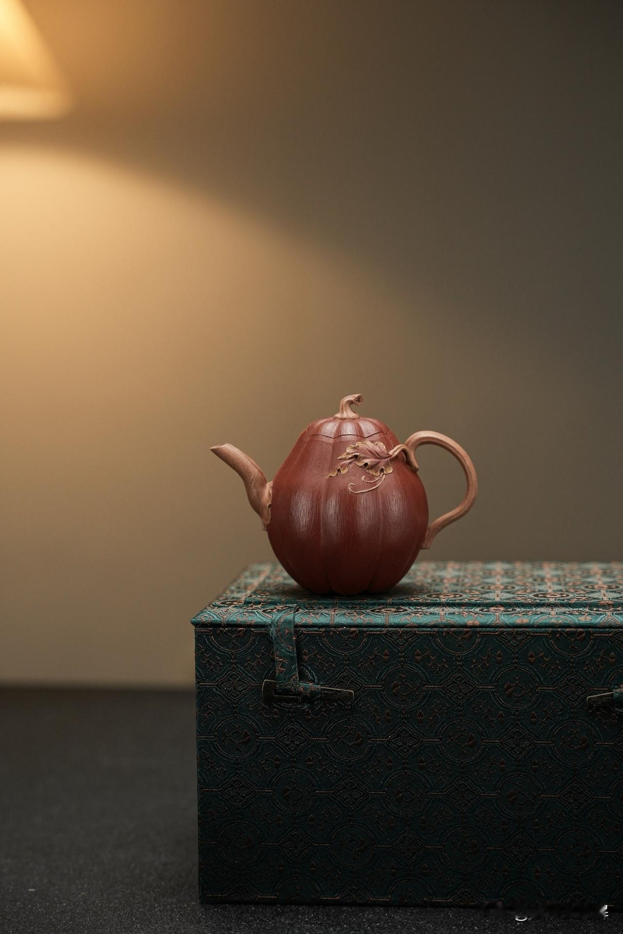 段泥壶：半年到一年
段泥壶的外观色泽较浅，如果用于冲泡黑茶、红茶、乌龙茶等色泽较