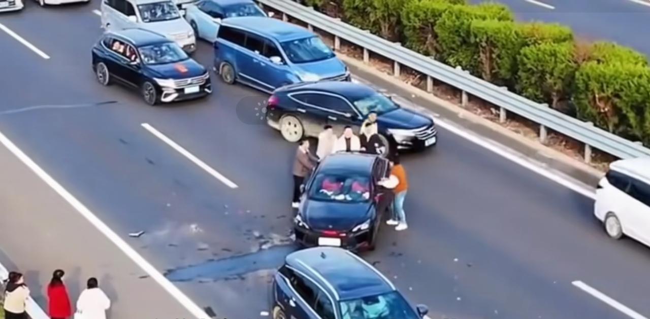 广昆高速凌晨事故致伤亡，这些安全盲区再不能忽视
 
10月7日凌晨，G80广昆高