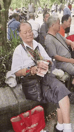 有人爱隐藏
有人爱显摆
做人还是低调点吧