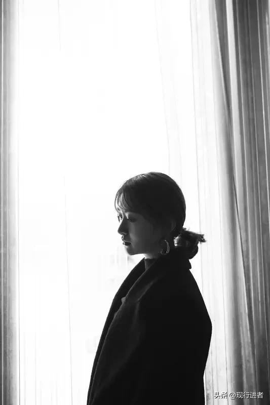 在直播中杨紫面对如何爱自己的提问，给出了少吃、多睡、戒色的六字箴言。她解释道：适