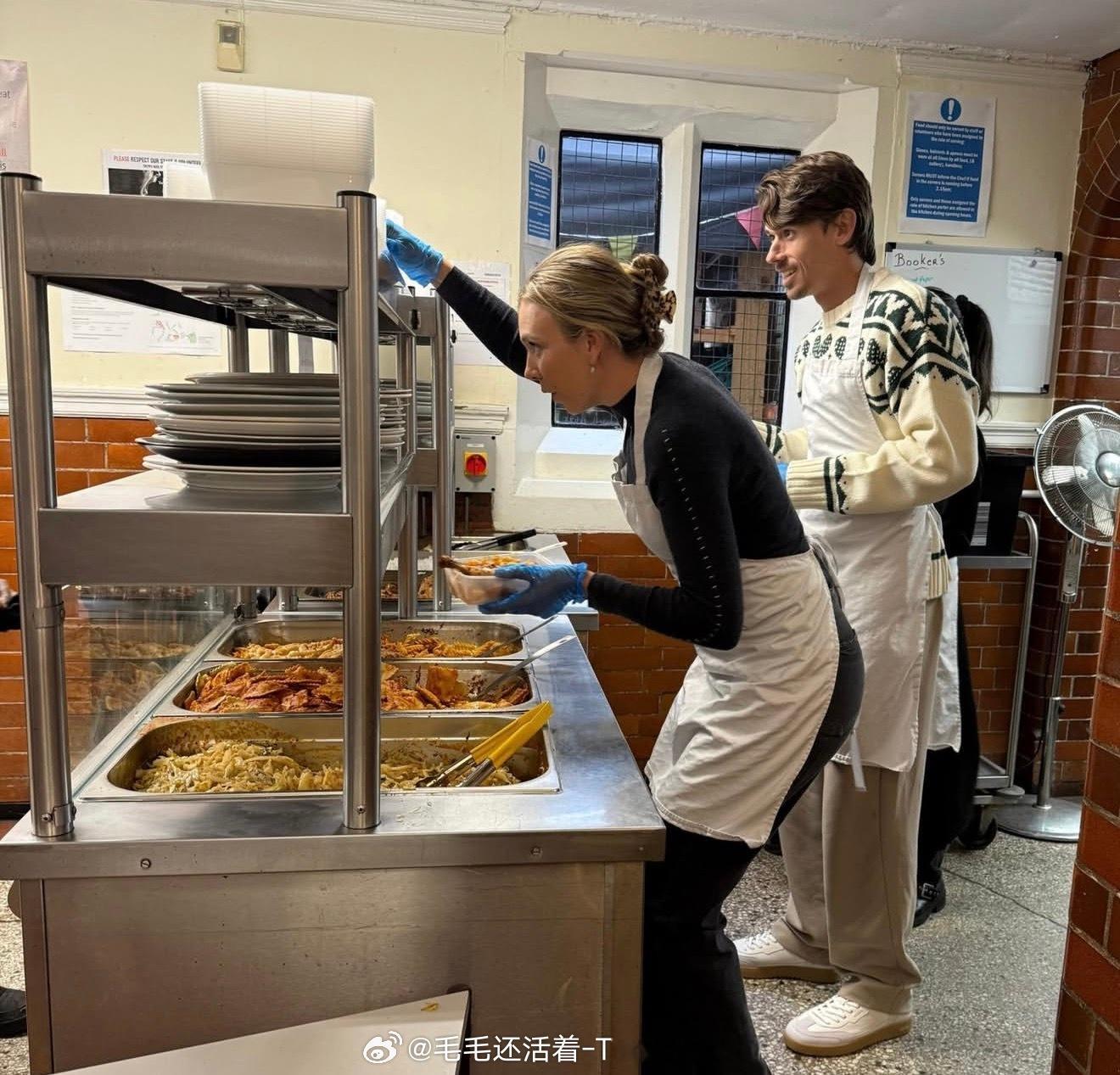 德米纳尔和博尔特圣诞节做慈善。 