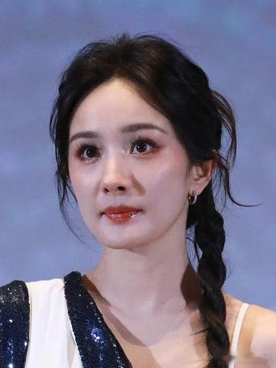 #杨幂大波浪梦回夏晚晴# 杨幂美貌回宫啦？杨幂现在最适合像李若彤一样，在天龙八部