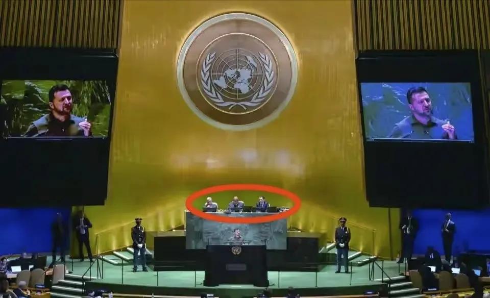 联合国大会上出现了戏剧性的一幕，主席台坐着3个人，最左边的是秘书长古特雷斯。

