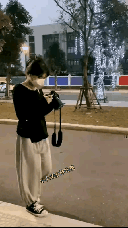 走路低头刷手机有多危险，看完这件事让人感慨万千。女孩在路上只顾盯着手机，完全没有
