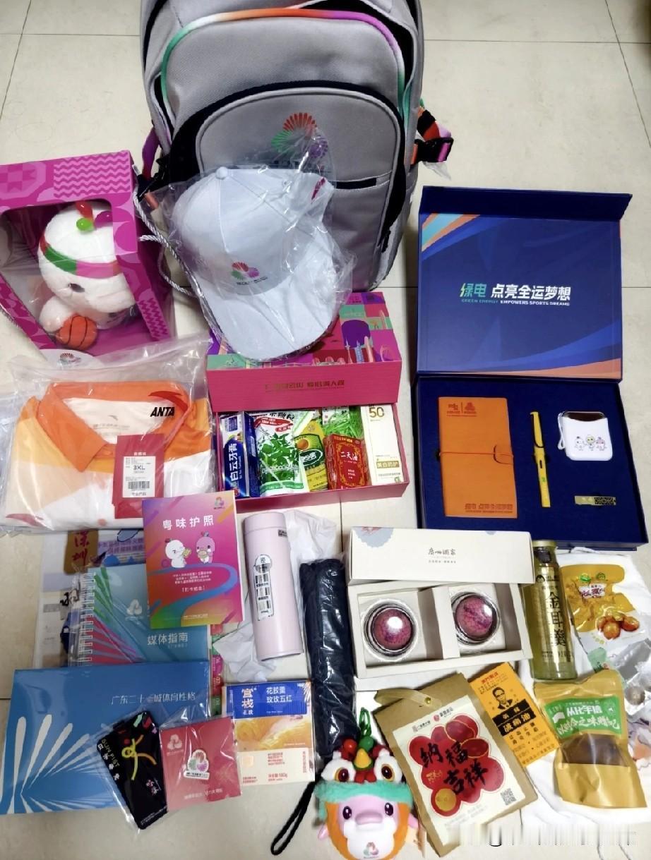 全运会媒体包16斤！拎到手抖拆开傻了!
 
谁懂啊！扛着全运会媒体包出场馆，胳膊