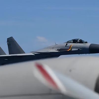 美军一直搞不明白，为啥自己的主力战机F-35刚从日本基地起飞，飞行不到200公里