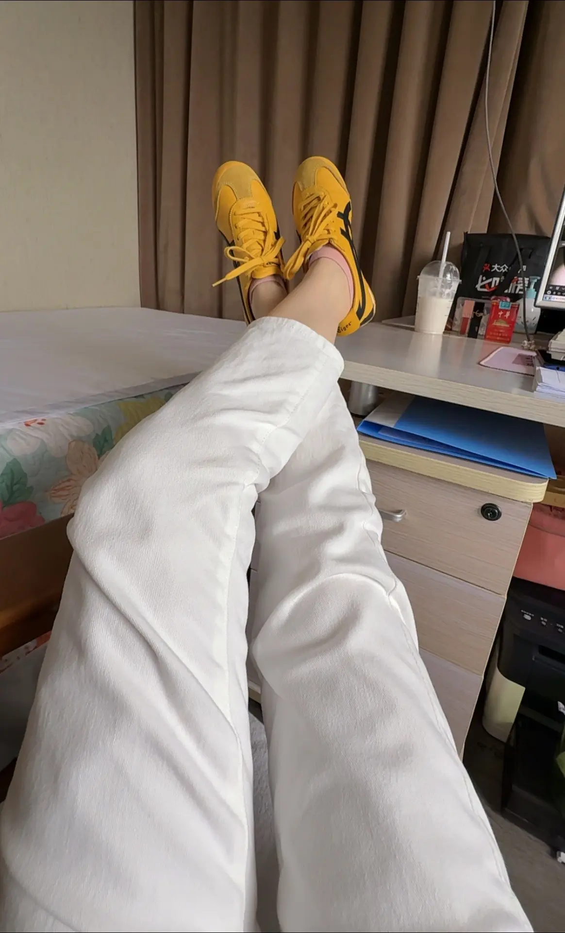 年轻的时候黏人，现在年纪大了，黏人民币