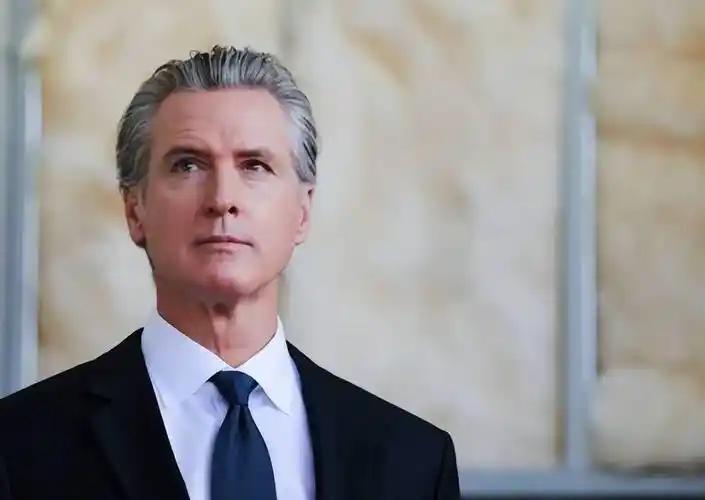 加州州长纽森曾一句话炸了锅 —— 他说美国出了 “两个笨蛋”，一个是总统，一个是