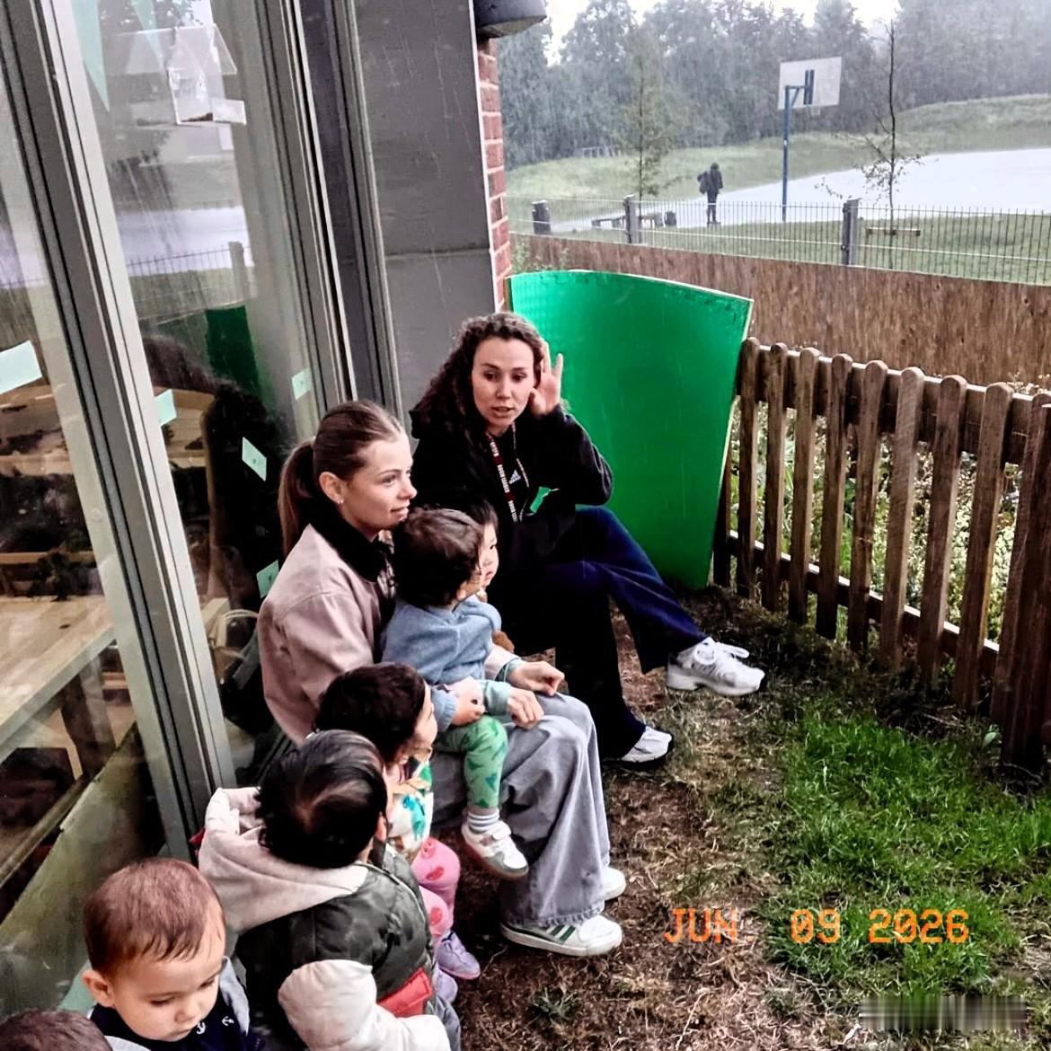 伦敦刚刚下过雨后，幼儿园的老师就带宝宝们去室外找虫子，培养对小生命的兴趣。